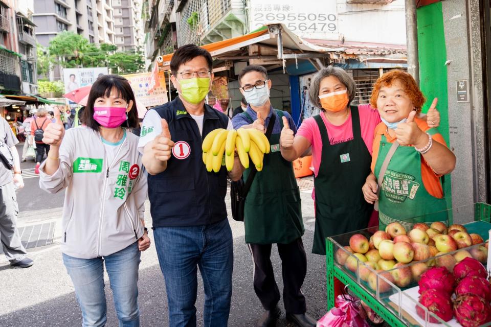 民眾送上香蕉，說要「相揪」投給林佳龍。   圖：林競辦提供