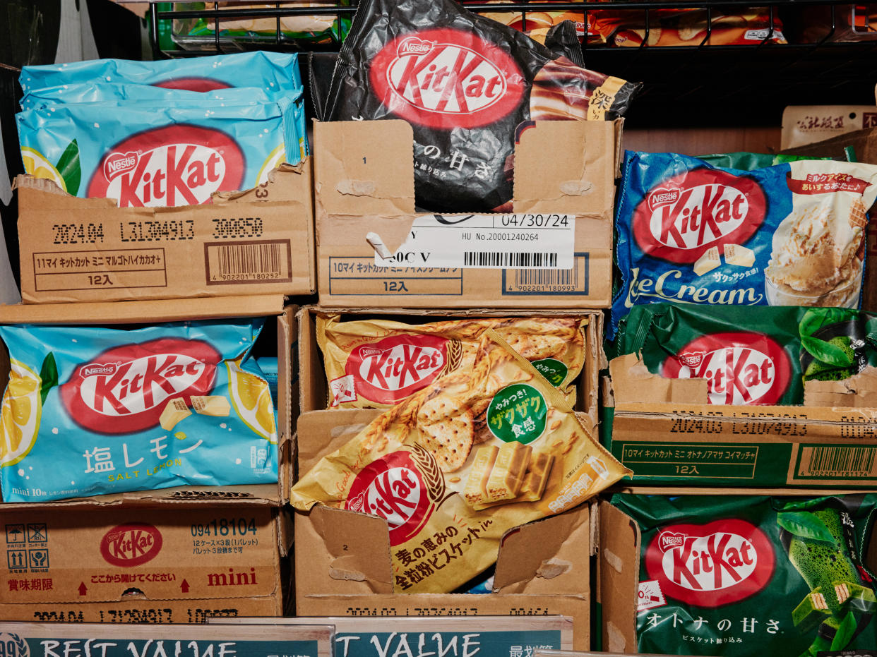Kit Kats japoneses de venta en Gardena, California, el 1.° de noviembre de 2023. (Adam Amengual/The New York Times).
