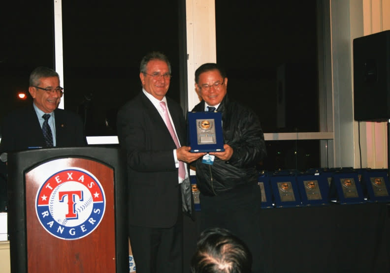 彭誠浩受贈「世界棒球貢獻獎」。亞洲棒球總會提供