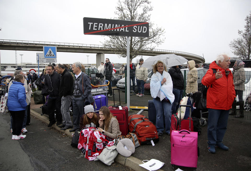 Man killed after trying to grab soldier’s gun at Paris airport