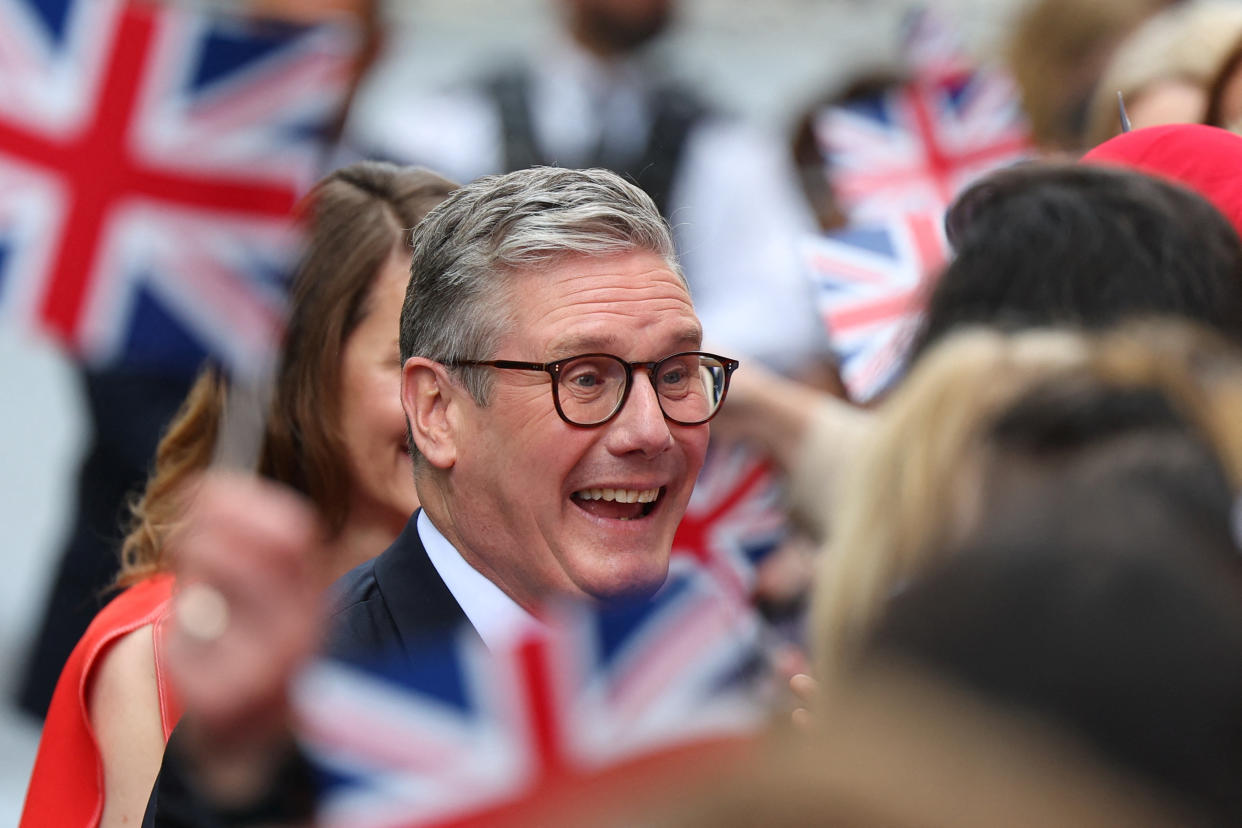 British Prime Minister Keir Starmer and his wife Victoria Starmer react as they greet Labour  campaigners and activists at Number 10 Downing Street, following the results of the election, in London, Britain, July 5, 2024. REUTERS/Toby Melville