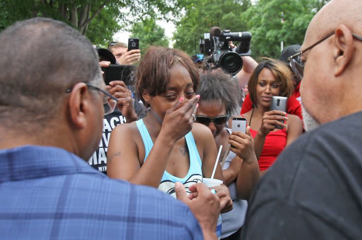 Diamond Reynolds weeps after she recounts the incidents that led to the fatal shooting of her boyfriend, Philando Castile, by a police officer. (Photo: Eric Miller/Reuters)