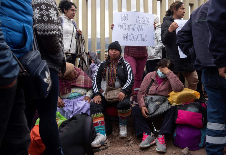 Varados en el aeropuerto Alejandro Velasco Astete International Airport, en Cusco, a raíz de los bloqueos en Perú. (Ivan Flores / AFP)