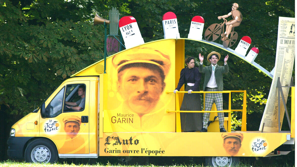 Le 2 juillet 2003 à Paris, un véhicule de la caravane du Tour de France du centenaire rend hommage à Maurice Garin, premier vainqueur de l'épreuve en 1903. | Joël Saget / AFP