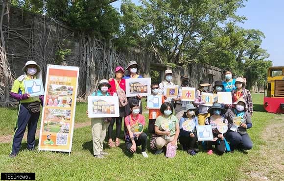 圖：鹽水區公所小旅行體驗首發團糖鐵悠遊騎正式啟程，帶領民眾欣賞車站倉庫樹屋、五分鐵軌遺跡及體驗綁蜂炮。（記者李嘉祥攝）