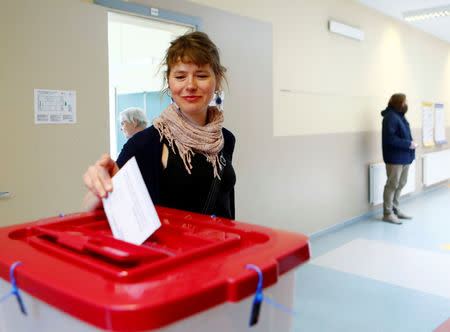 A woman casts her vote during European Parliament election in Riga, Latvia May 25, 2019. REUTERS/Ints Kalnins