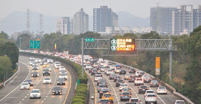 27日是大年初六，不少民眾陸續返家，部分國道路段開始湧現車潮，國道三號大溪北向路段出現壅塞情形。（張鎧乙攝）