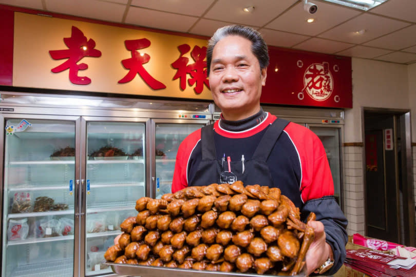 武昌街的「老天祿滷味」也以鴨舌等滷味聞名，圖為老闆謝先生。（圖／報系資料照）