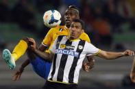 Juventus' Paul Pogba (L) fights for the ball with Udinese's Allan Loureiro during their Italian Serie A soccer match at the Friuli stadium in Udine April 14, 2014. REUTERS/Alessandro Garofalo