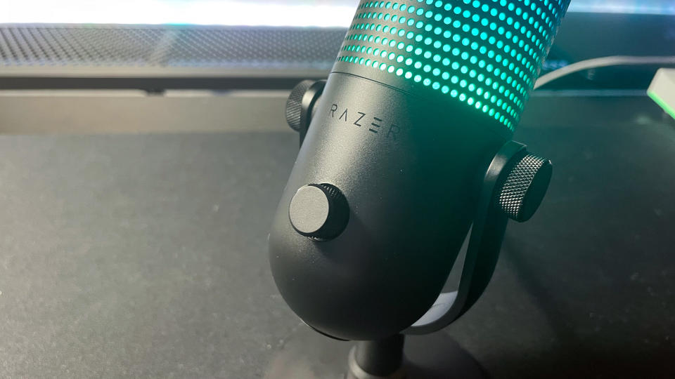 Razer Seiren V3 Chroma gain dial