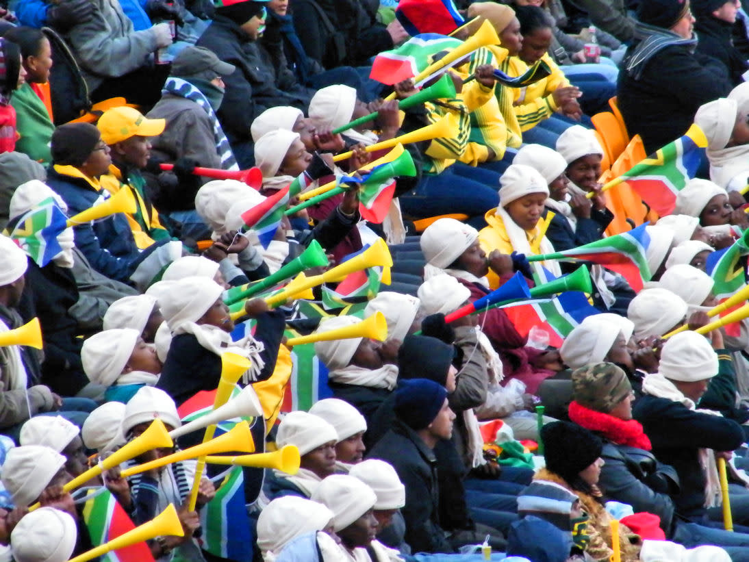 Hinchas deportivos sudafricanos tocando sus vuvuzelas. Mala idea para tus oídos sentarte cerca de ellos a ver el partido. (Crédito imagen: Wikimedia Commons).