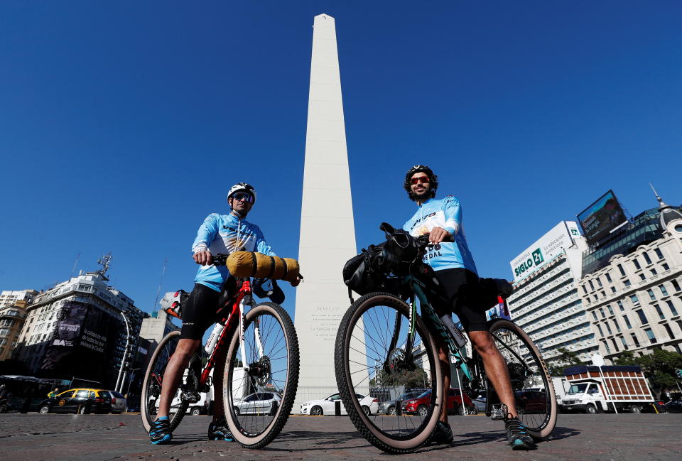 Leandro Blanco de 31 a&#xf1;os y Lucas Ledesma de 34 son miembros de un grupo de cuatro ciclistas que har&#xe1;n el viaje a la Copa Mundial de Qatar 2022 en bicicleta. (REUTERS/Agustin Marcarian)