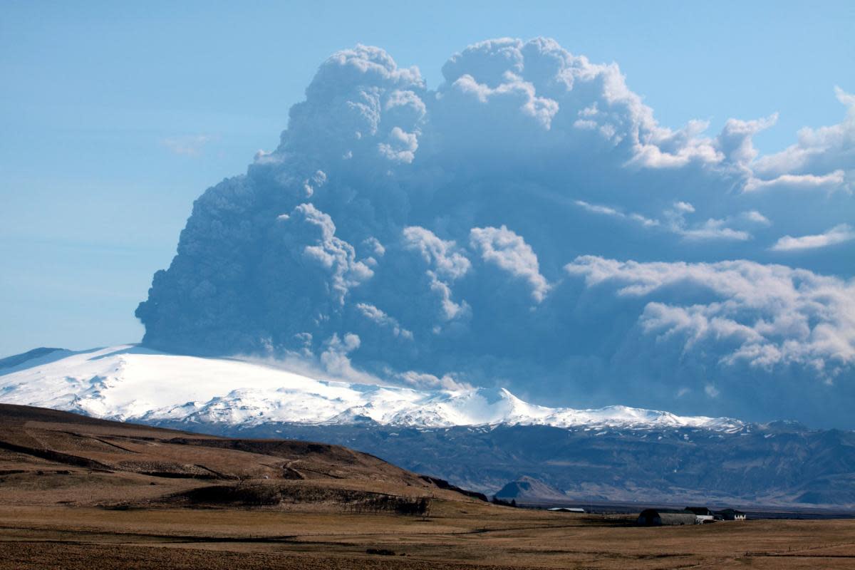 Eyjafjallajökull erupting in 2010. <i>(Image: Boaworm / Henrik Thorburn)</i>