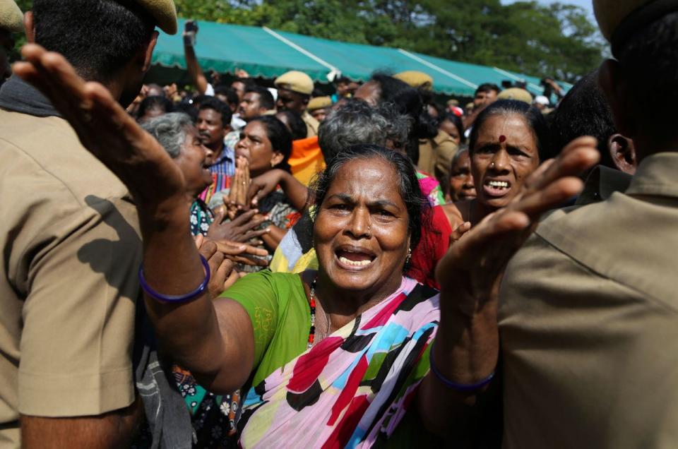 <p>Eine Frau im indischen Chennai trauert um die ehemalige Ministerin Jayaram Jayalalithaa. Die einstige Schauspielerin war vor allem im Süden Indiens eine große Berühmtheit. Sie starb am Montag im Alter von 68 Jahren. (Bild: AP Photo/Aijaz Rahi) </p>