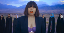 <p>Chanteuse kirghize de 19 ans, Zere Asylbek s’est vue menacée de mort suite à la publication le 13 septembre 2018 de son dernier clip. Dans cette vidéo, la jeune femme est vêtue d’une veste de costume ouverte sur son soutien-gorge violet, et est accompagnée en arrière-plan de femmes aux cheveux teints, aux crânes rasés ou encore en hijab. Si le souhait de l’artiste était de montrer la diversité de la société du Kirghizistan et inciter à respecter la différence, son message a semble-t-il indigné les conservateurs du pays. </p>