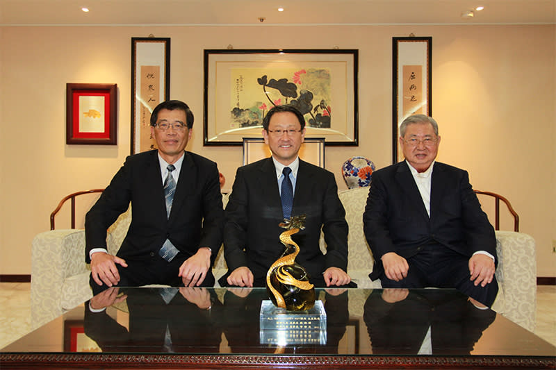 2012年豐田汽車社長豐田章男(中)來台，與蘇燕輝總裁(右一)及黃南光董事長合影。