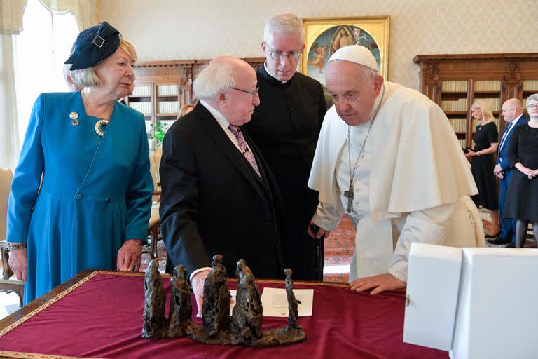 Esta foto tomada y distribuida por The Vatican Media muestra al Papa Francisco durante una audiencia con el presidente de Irlanda, Michael D. Higgins, en el Vaticano el pasado octubre.