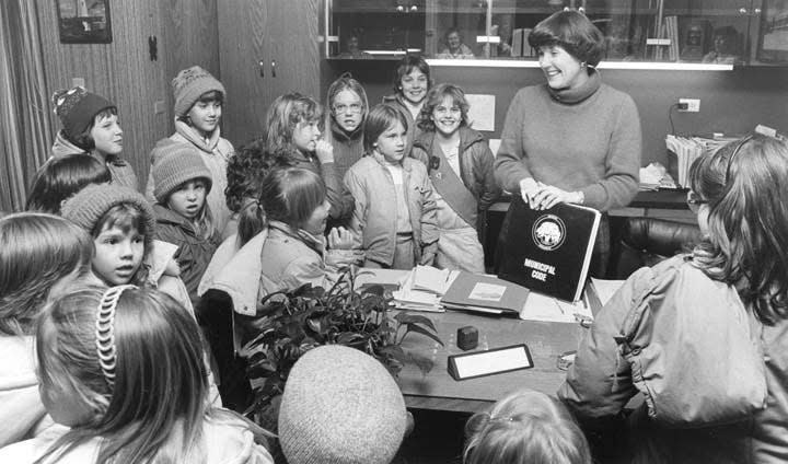 Neenah Mayor Marigen Carpenter explains the workings of city government to Brownie Troop 27 from Clayton Elementary School during a tour of City Hall in 1986.