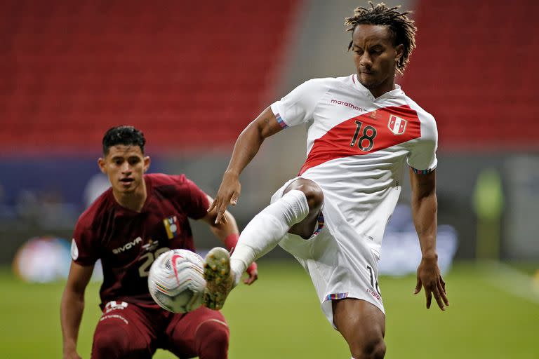 André Carrillo domina la pelota ante la marca de Ronald Hernández, el primer futbolista que amonestó el argentino Patricio Loustau