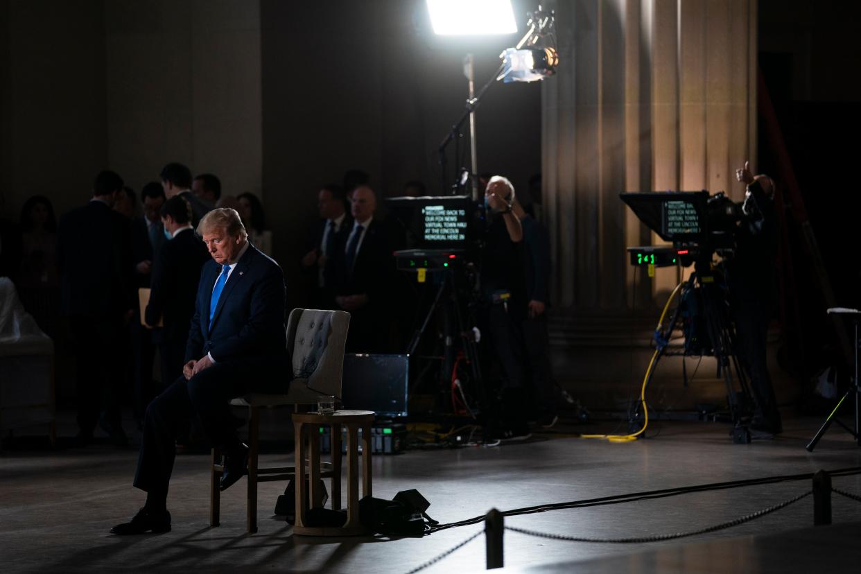 <p>ARCHIVO - En esta foto de archivo del 3 de mayo de 2020, el presidente Donald Trump espera que comience un segmento durante un ayuntamiento virtual de Fox News desde el Lincoln Memorial en Washington. Donald Trump, el más improbable de los presidentes, reformó la oficina y rompió sus normas y tradiciones centenarias mientras dominaba el discurso nacional como nadie antes. </p> (Foto AP / Evan Vucci, archivo)