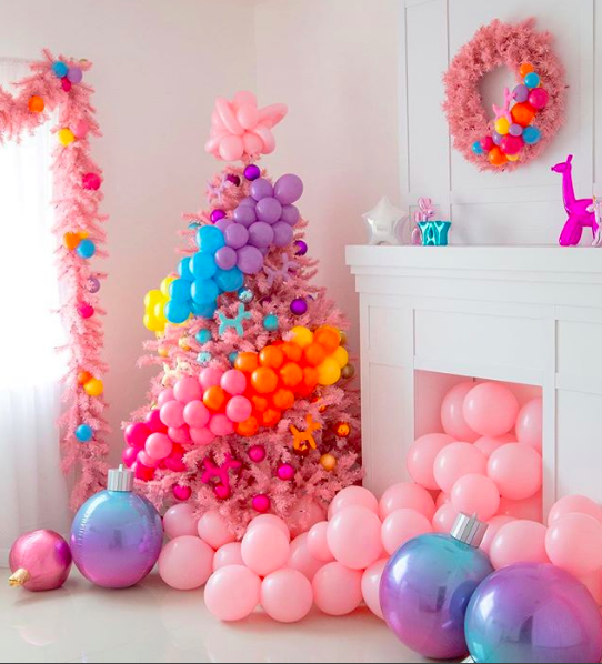 <p>Dieser partytaugliche Weihnachtsbaum mit Ballon-Girlande, Ballon-Baumspitze und witzigen Ballon-Ornamenten in Hundeform spiegelt die Lebe zu Rosa von Lilly Jimenez, Kreativdirektorin von Creative Heart Studio wider – und natürlich die zu Ballons! Er sorgt auf jeden Fall für gute Laune. <br>(Foto mit freundlicher Genehmigung von Lilly Jimenez) </p>