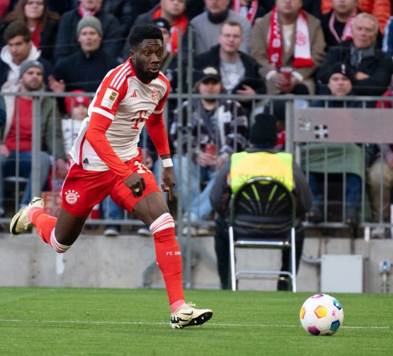 Munich's Alphonso Davies in action during the German Bundesliga soccer match between Bayern Munich and Borussia Moenchengladbach at the Allianz Arena. Bayern's Davies will decide on future after season, agent says. Niklas Treppner/dpa