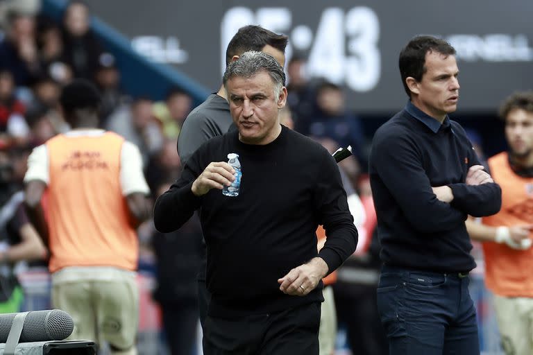 El entrenador del Paris Saint Germain, Christophe Galtier, reacciona durante el partido de fútbol de la Ligue 1 francesa entre el Paris Saint Germain y el FC Lorient en París, Francia, el 30 de abril de 2023