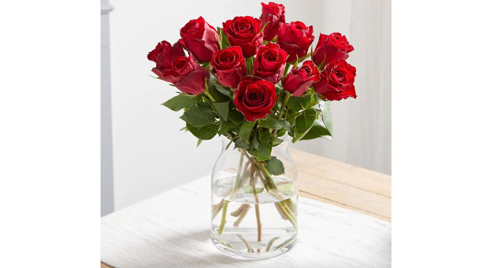 Delivered directly to your doorstep, these 40cm stem roses from Arena Flowers are as fresh as possible. 