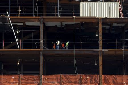 Construction workers are seen working on the base of the 30 Hudson Yards building, Wells Fargo & Co.'s future offices on Manhattan's west side in New York March 22, 2016. REUTERS/Brendan McDermid