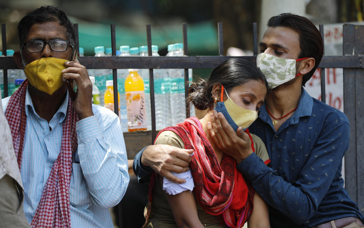 Relatives of a COVID-19 victim Lok Nayak Jaiprakash Narayan hospital in New Delhi, India. (AP Photo)