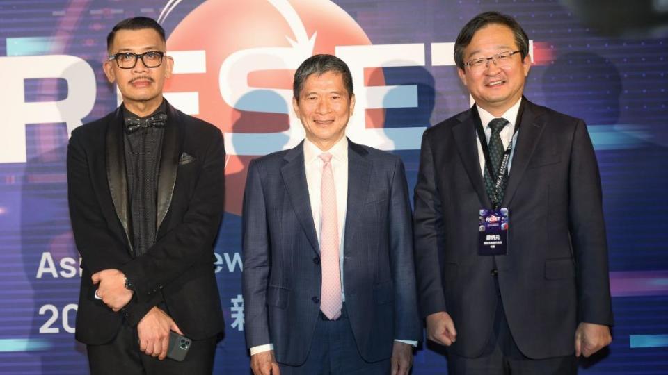 NMEA理事長蔡嘉駿（左起）、文化部長李永得、韓國駐台代表鄭炳元。（圖／主辦方NMEA提供）