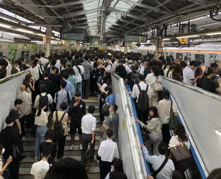 JR新宿站月台擠滿受影響的乘客。(X)