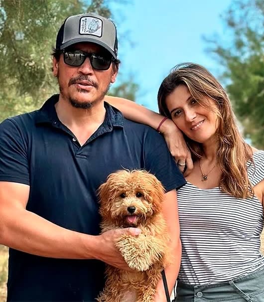 Sergio junto a su mujer y a su perro