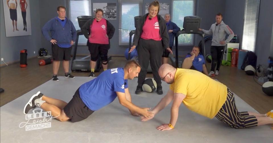 Robert (links) bekam von seinem Bruder Paul Besuch und forderte ihn gleich zum Workout-Duell im Gym. (Bild: SAT.1)