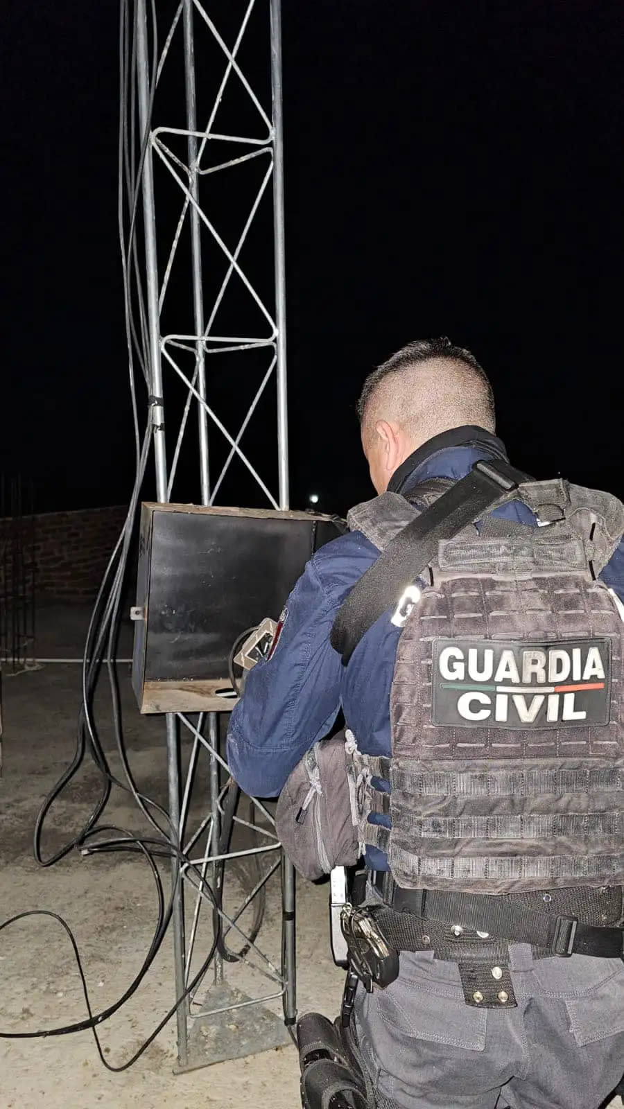 Mexican law enforcement dismnatingling illegal internet antennas.