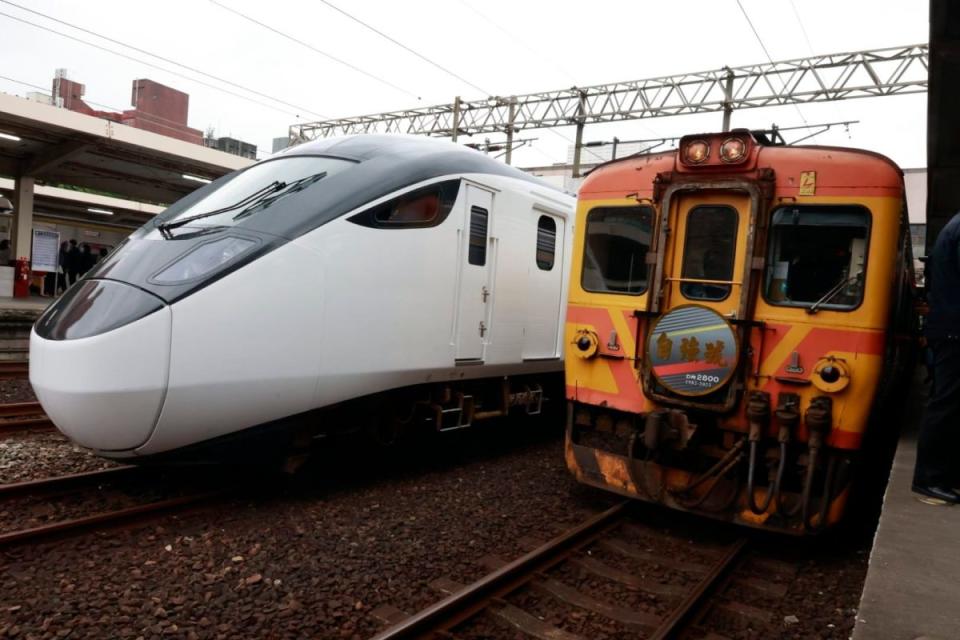 台鐵柴聯自強號（右）退休，由新購的EMU3000電聯車（左）取代。（圖：台鐵局）