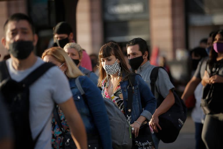 La mayoría de los expertos no ve la utilidad del barbijo al aire libre