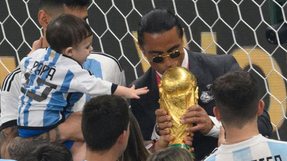 La FIFA le aplicó un castigo ejemplar al chef Salt Bae por meterse en los  festejos de Argentina en Qatar | eltrece