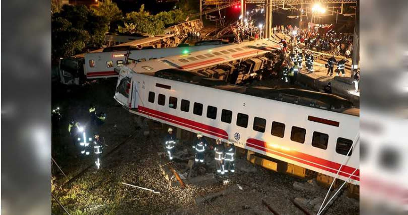 2018年10月普悠瑪列車翻覆事件，造成18人死亡，2年後公開事故調查最終報告，並提出144項改善建議，交通部聲稱已完成109項，但仍發生太魯閣號出軌的憾事。（圖／報系資料照）