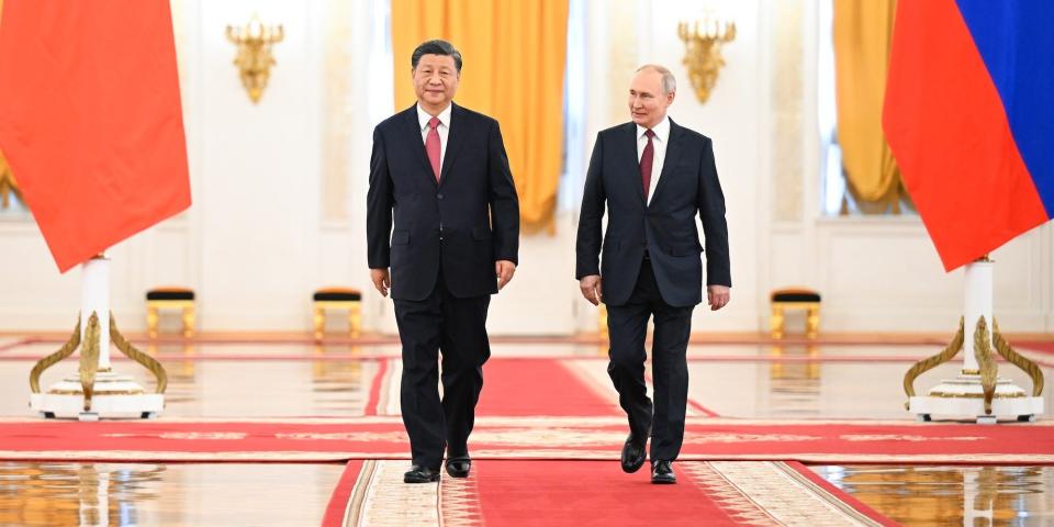 Der chinesische Präsident Xi Jinping (l.) und der russische Präsident Wladimir Putin am 21. März 2023 in der St. Georgs Halle im Kreml. - Copyright: Xie Huanchi/Xinhua via Getty Images