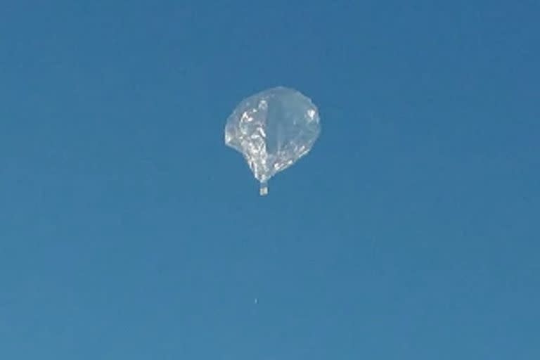 Un ejemplar de globo lanzada por la brigada de Globos con Tapas de Botella de Illinois.