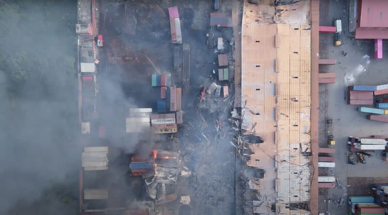 El humo se eleva tras un gran incendio en un depósito de contenedores en Sitakunda, cerca de la ciudad portuaria de Chittagong