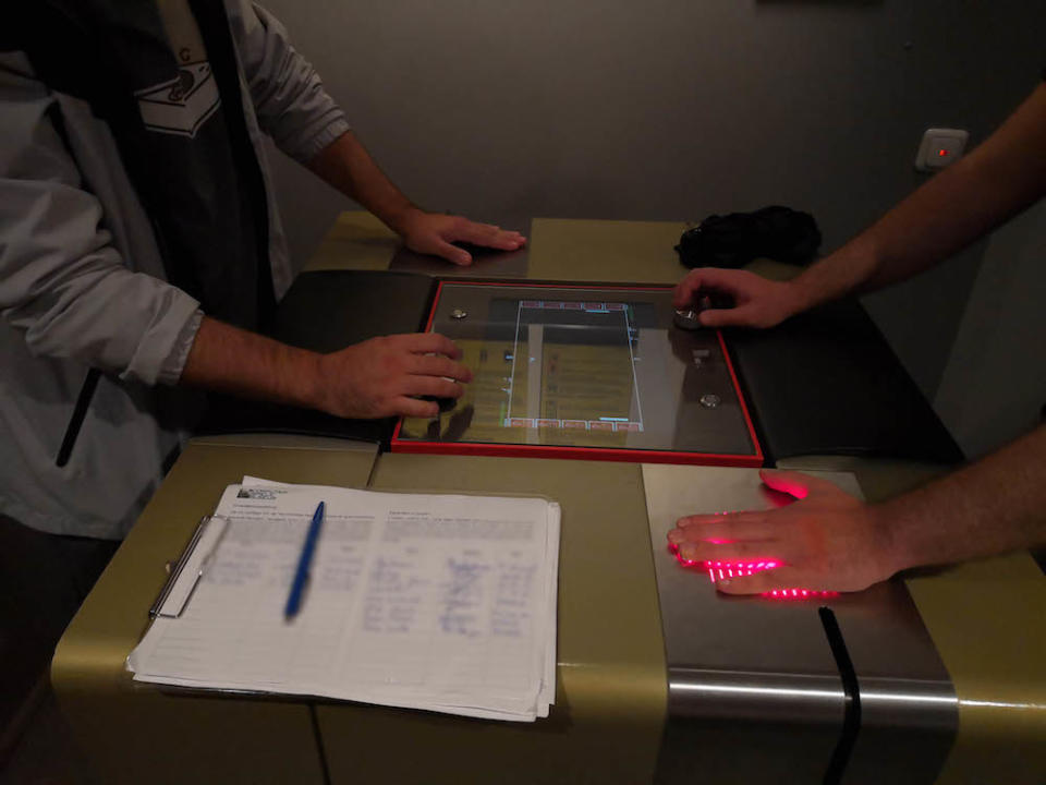 El PainStation del Computerspielemuseum aplicando el castigo de calor en la palma de un jugador – Alexandra Guerrero