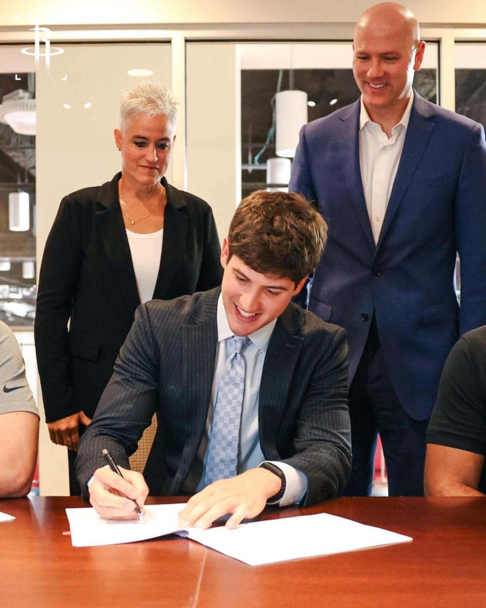 Stacey and Jeff Sheppard watched their son, Reed Sheppard, sign his rookie contract with the Rockets in Houston on Tuesday. According to SpoTrac.com, Sheppard’s deal is worth $45,853,025 across four seasons, or an average of $11,463,256 per season.