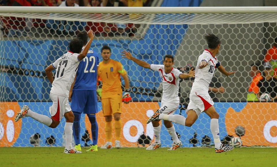 Costa Rica's Bryan Ruiz (R) celebrates with his teammates after scoring a goal against Greece during their 2014 World Cup round of 16 game at the Pernambuco arena in Recife June 29, 2014. REUTERS/Brian Snyder