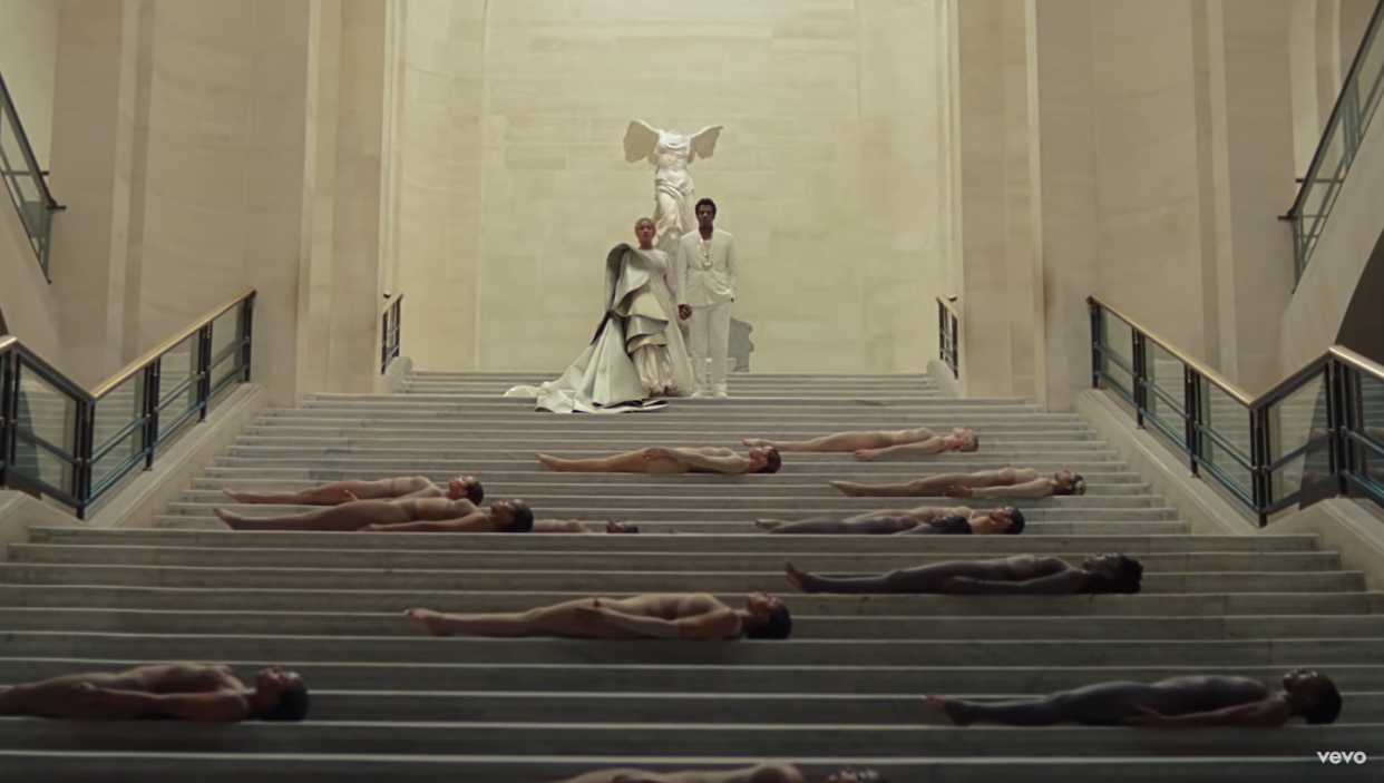 Fotograma del videoclip de 'Apeshit', de Beyoncé y Jay Z, en la que ambos bajan la escalinata del Louvre delante de la Victoria de Samotracia. <a href="https://www.youtube.com/watch?v=kbMqWXnpXcA&list=PLkJFPU6U8Ir7tiTHSxiGffZUhgcolfC4c" rel="nofollow noopener" target="_blank" data-ylk="slk:Beyoncé/YouTube;elm:context_link;itc:0;sec:content-canvas" class="link ">Beyoncé/YouTube</a>