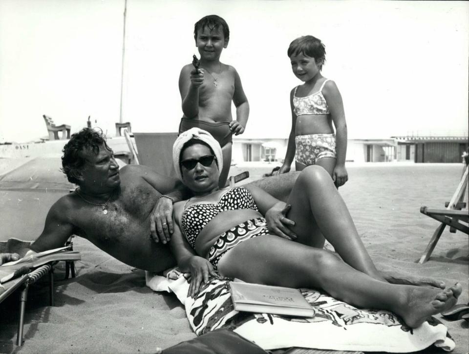 Virginia Zeani with her husband Nicola Rossi-Lemeni at Fregene, the seaside resort near Rome; their son is in the background with a friend - Alamy