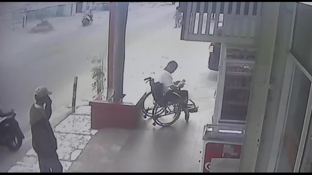 CCTV Footage Shows Thief Snatching Phone From Disabled Man S Hands In Indonesia