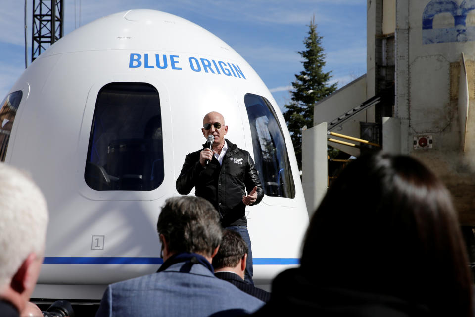 El fundador de Amazon y Blue Origin, Jeff Bezos, se dirige a los medios sobre la maqueta del cohete de refuerzo New Shepard y la cápsula de la tripulación en el 33 ° Simposio espacial en Colorado Springs, Colorado, Estados Unidos, el 5 de abril de 2017. REUTERS / Isaiah J. Downing