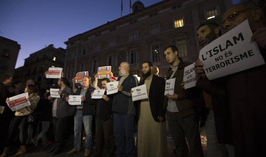 Muslim Man's Silent Demonstration Asks Passersby 